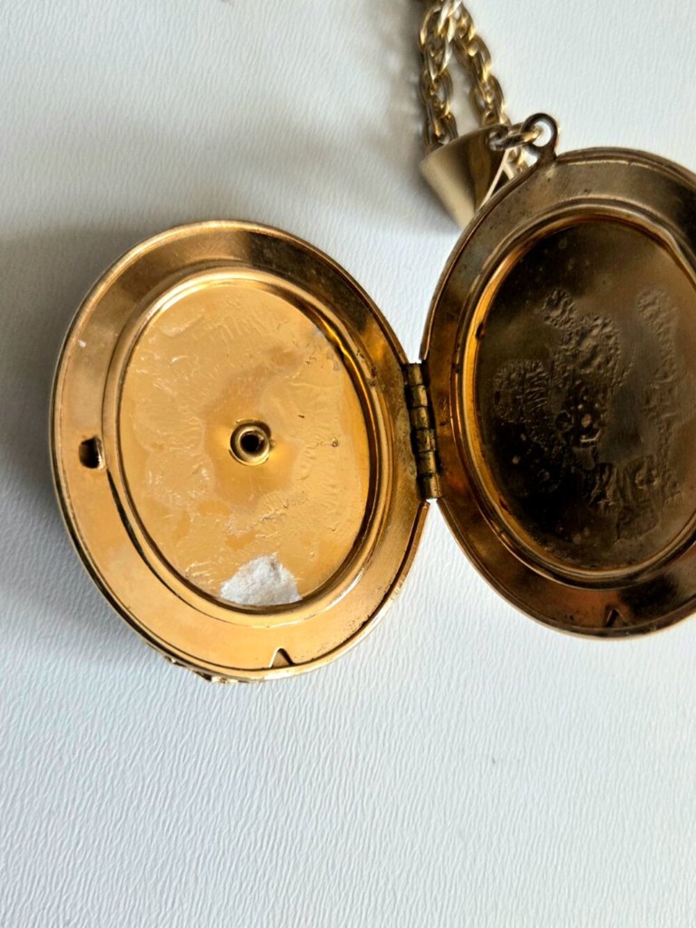 Vintage Large Cameo Locket Pendant Gold Tone Oval Woman Portrait Thick Chain. - Picture 5 of 5
